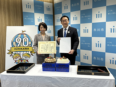 横山香料株式会社クリスマスケーキ贈呈式の画像