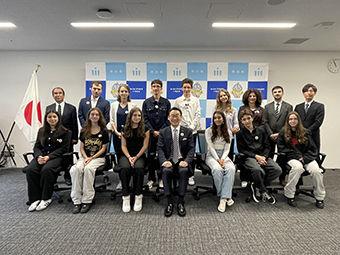 フランス・イッシー・レ・ムリノー市の
青少年訪問団の市長表敬訪問の画像