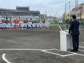 写真:市川市少年野球夏季大会開会式で開会の挨拶をする市長