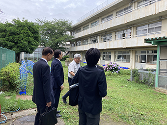 写真:市内の学校を視察する市長