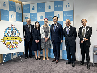 写真:三田文学会を表敬訪問する市長