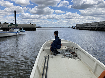 写真:市川漁港を視察し、船上で海を眺める市長