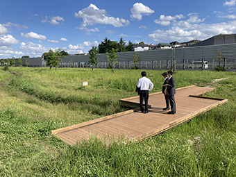 写真:小塚山公園を視察する市長