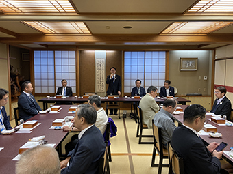 写真:市川保健所管内調理師会の定期総会後の懇親会で挨拶をする市長