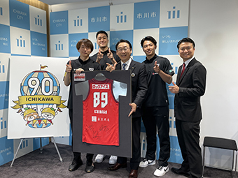 写真:千葉ジェッツを表敬訪問する市長