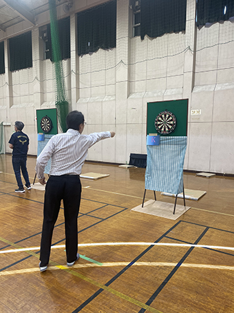 写真:市川市ダーツオープン春季大会でダーツを投げる市長