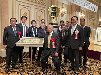 写真:日本消防協会特別表彰「まとい」の受賞祝賀会に出席した市長