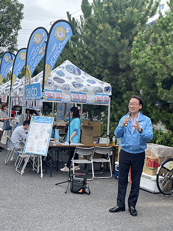 写真:デジタル地域通貨PRイベント「ICHICO de プチ・マルシェ」でICHICOをPRする市長