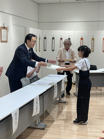 市川市芸術文化団体協議会
第2回市川市ジュニア俳句大会 表彰式の画像