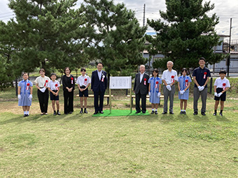 菅野駅北口公園「命のリレー」サイン除幕式の画像