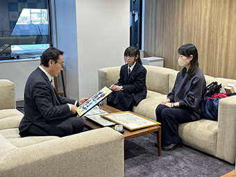 第15回全国学生防災書道展復興大臣賞受賞
笠谷 栞里 さん（市川中学校1年生）市長表敬訪問の画像