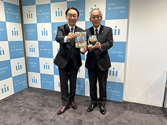 自転車用ワイヤー錠の寄附贈呈式の画像