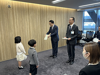 令和6年度　第51回（株）みずほフィナンシャル・グループ、損害保険ジャパン（株）、
明治安田生命保険相互会社、第一生命保険（株）による「黄色いワッペン」寄附贈呈式の画像