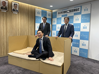 セッツカートン株式会社とJパックス株式会社との
災害発生時における支援に関する協定締結式の画像