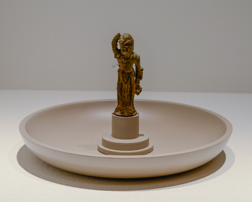 写真：水盆を復元した「銅造誕生釈迦如来立像」