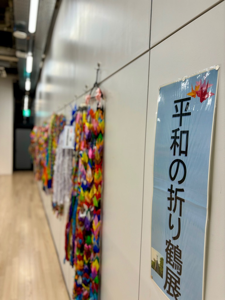 写真：千羽鶴が展示されている様子