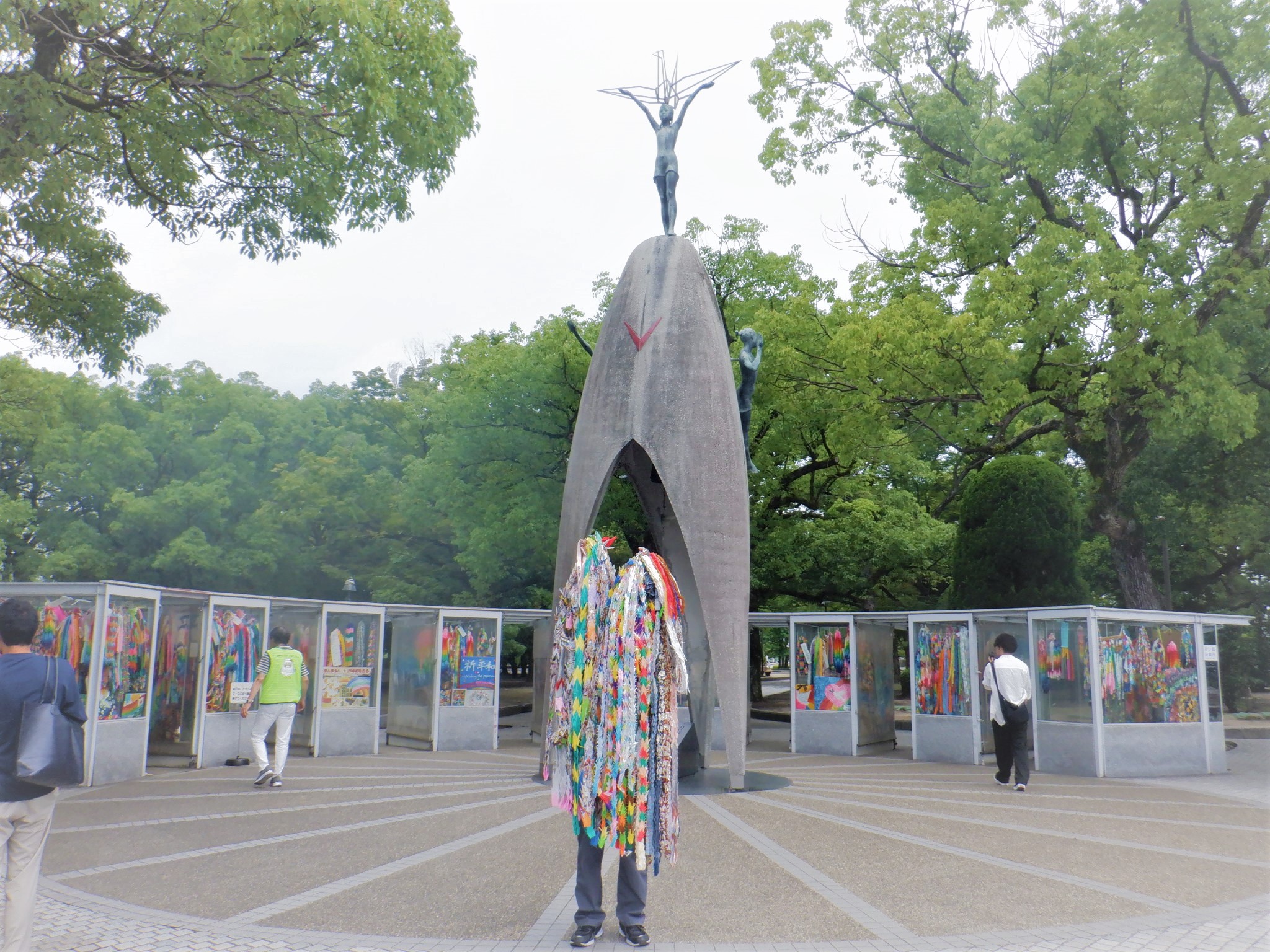 写真：広島平和記念公園にある「原爆の子の像」の前で千羽鶴を持っている様子