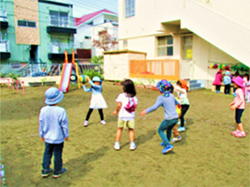 園庭遊びの画像