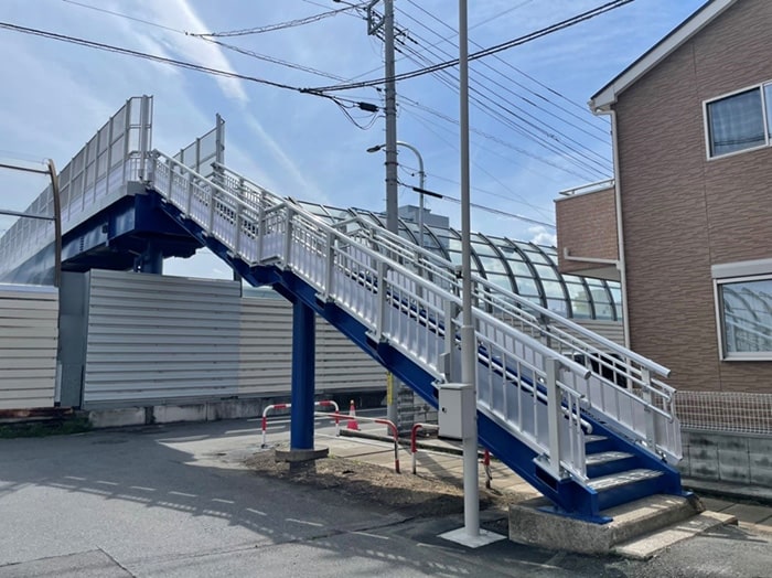修繕が完了した鬼高歩道橋の画像
