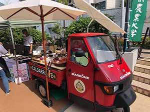 イタリア名物の焼栗の販売の画像