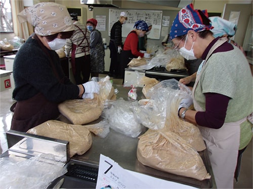 画像:調理室でみそづくり