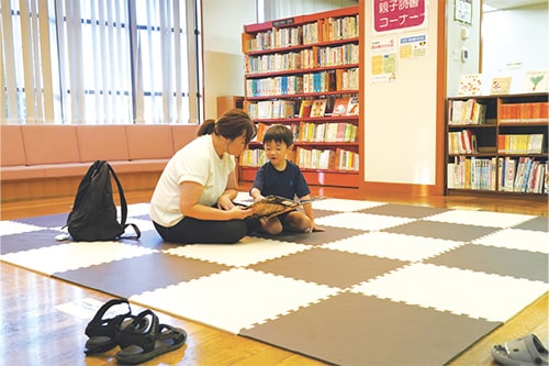 画像:行徳図書館 親子読書コーナー