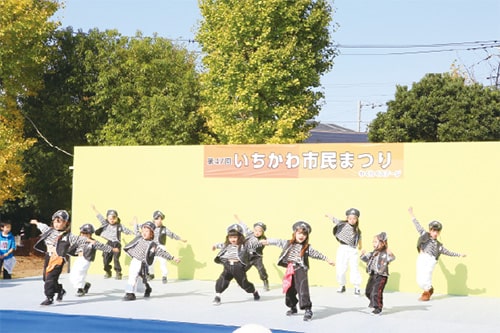 画像:市民団体によるステージパフォーマンスの画像