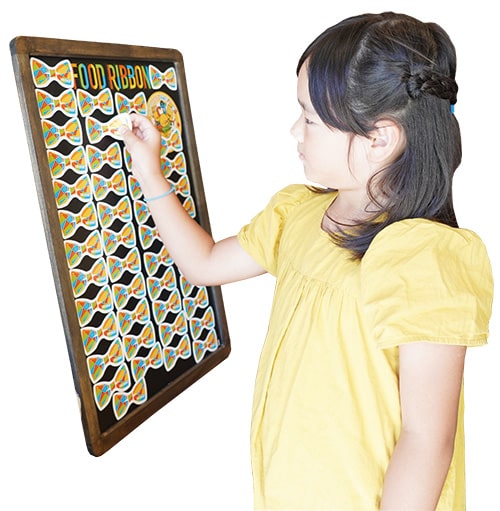 画像:お店(みせ)にあるリボンを取(と)る