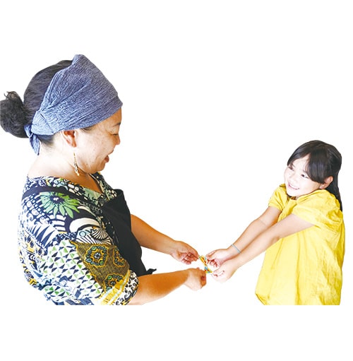 画像:お店(みせ)の人(ひと)に渡(わた)す