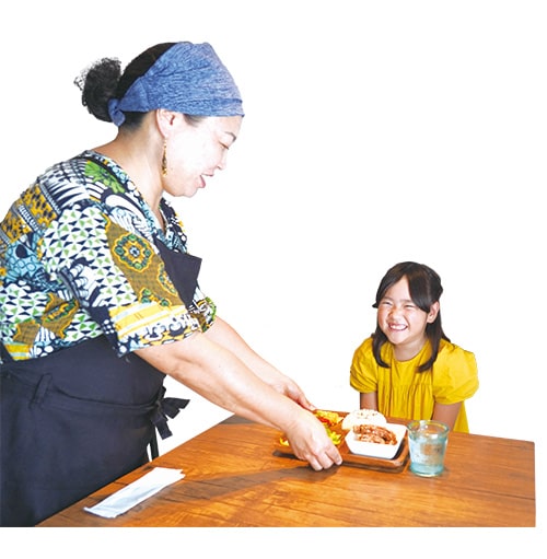 画像:席(せき)で待(ま)つとごはんが食(た)べられる