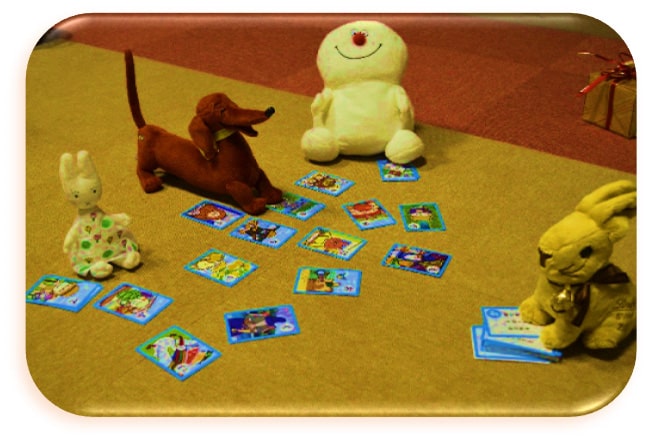 画像：いちかわかるたを楽しむぬいぐるみたち（昨年の様子）