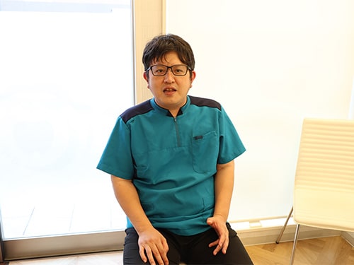 顔画像:新谷歯科医師