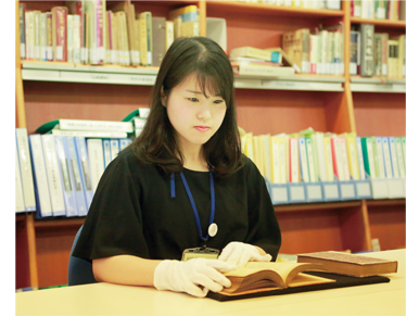 【Facebook】市役所のお仕事紹介 Vol.11薫り豊かな文化と芸術の街づくりに向けて（文学ミュージアム 柳澤真美子）［10月16日］の画像