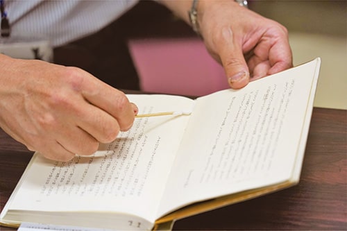 画像:1冊ずつ手作業で修復します