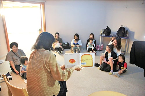 画像:定期的に子どもたちへ絵本の読み聞かせを行っています