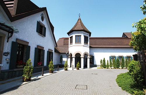 中山にある東山魁夷記念館の屋根の上には、東山魁夷画伯の絵に登場する動物にちなんだシンボルがあります。その動物は次のうちどれか。の画像