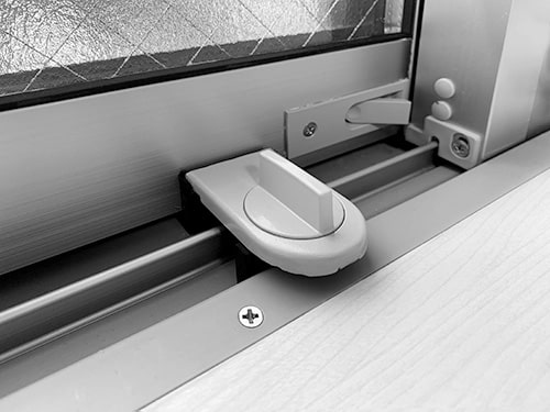 画像:窓や玄関に補助錠