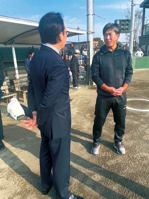 画像:小笠原道大さんと話をする私