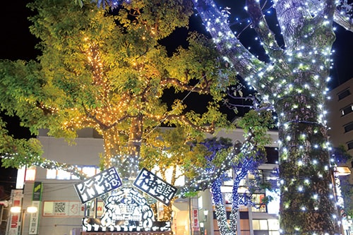 画像:駅前を彩るイルミネーション