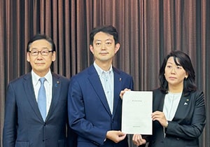 画像:子ども医療費助成を熊谷県知事に申し入れするところ。右は柏市長