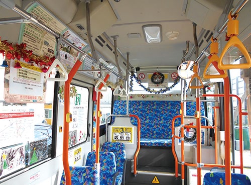 写真:クリスマスの飾りつけがされているコミュニティバス梨丸号の車内
