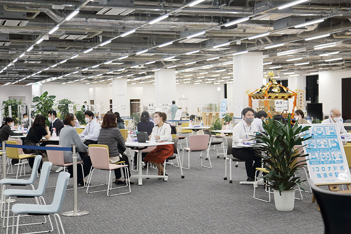 写真:来所された市民の皆さんとお話する職員