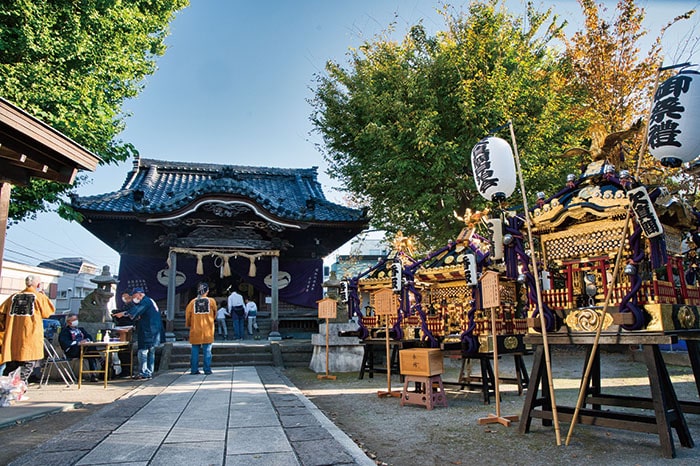 写真:神社と集まっている人々