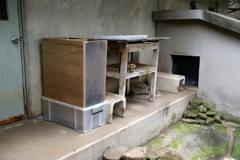 改善前のミーアキャット舎の画像