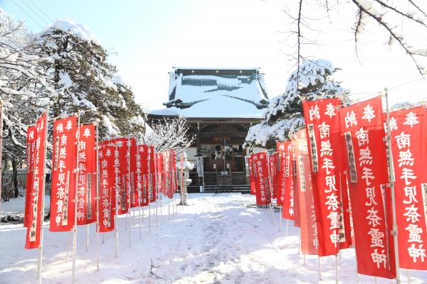 写真：雪の積もる社寺