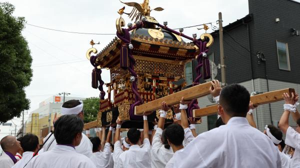 写真：神輿をかつぐ男たち