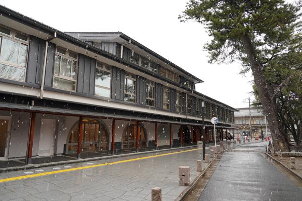 写真：雪降る八幡市民会館