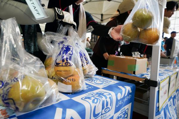 写真：なしフェアでなしを売る様子