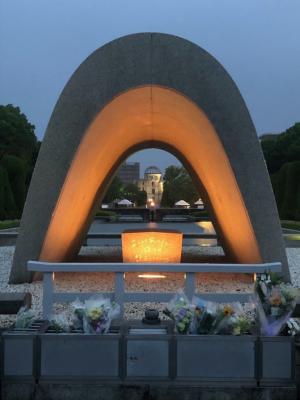 写真：原爆死没者慰霊碑（広島平和都市記念碑）