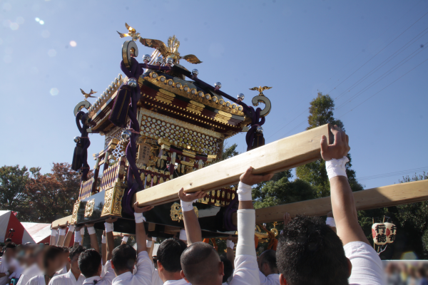写真：神輿をかつぐ男たち
